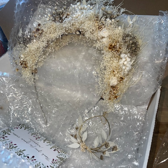 Dried flower headdress with gold headband and earrings - Picture 4 of 4